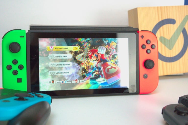 Nintendo Switch mit Joy-Con Controller im Vordergrund