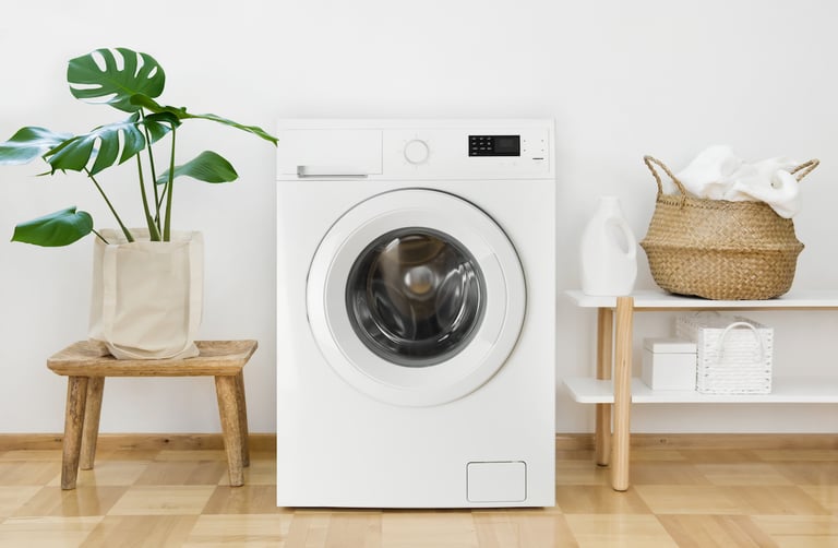 Badezimmermöbel und Waschmaschine