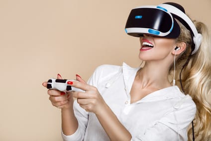 Frau spielt PSVR