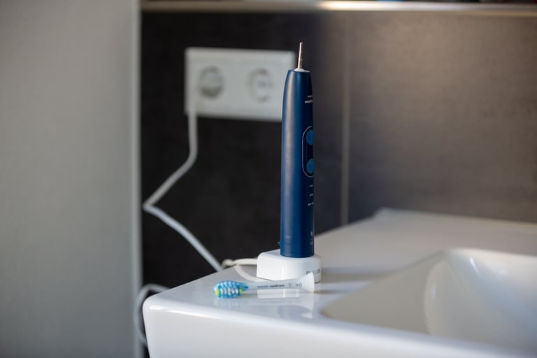 Elektrische Zahnbürsten sind mit einem Akku ausgestattet und werden an ihrer Station aufgeladen.