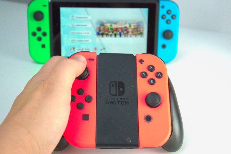 Nintendo Switch mit Joy-Con Controller im Vordergrund