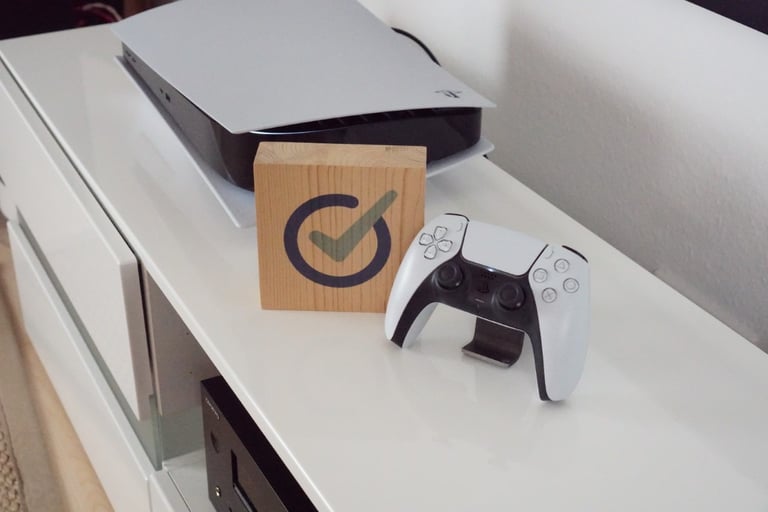 PS5 von oben auf einem Lowboard