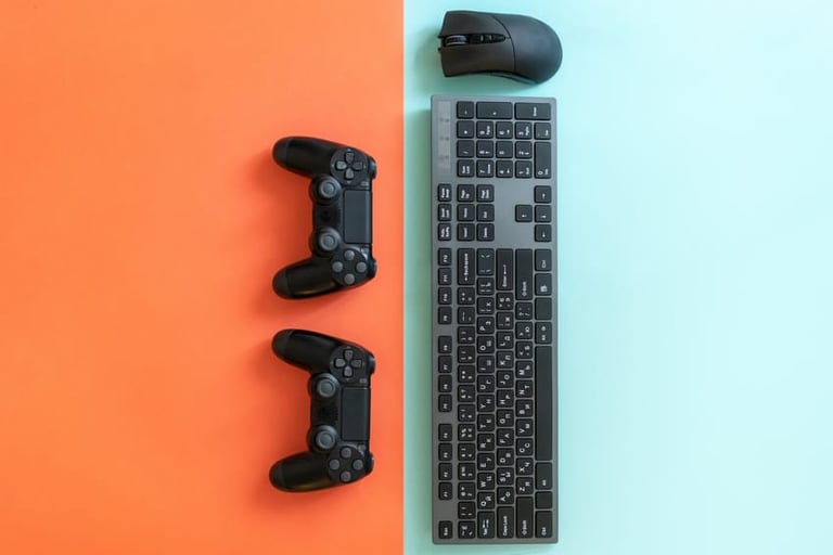 PC vs. Console verdeutlich durch farblich getrennte Eingabegeräte