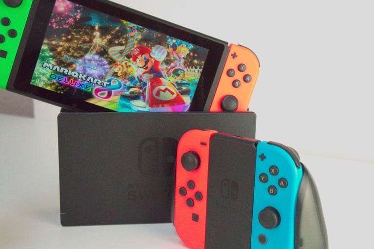 Nintendo Switch Konsole wird aus ihrem Dock genommen