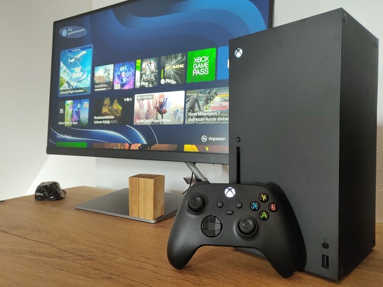 Xbox Series X mit Monitor und Controller von der Vorderseite