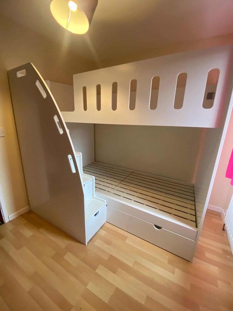 Bunk beds steps front