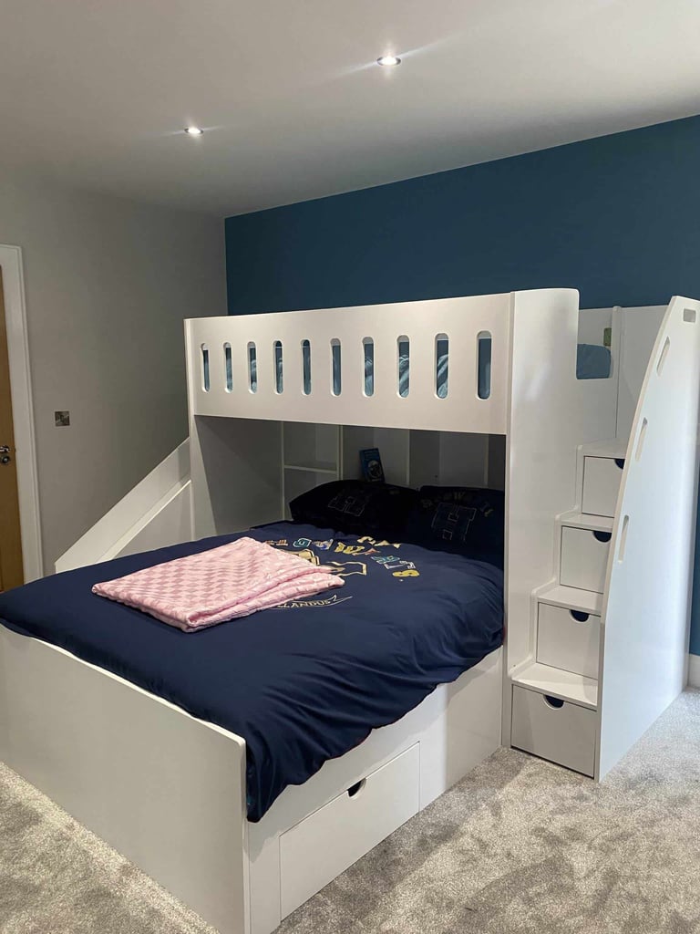 Space-saving corner bunk beds