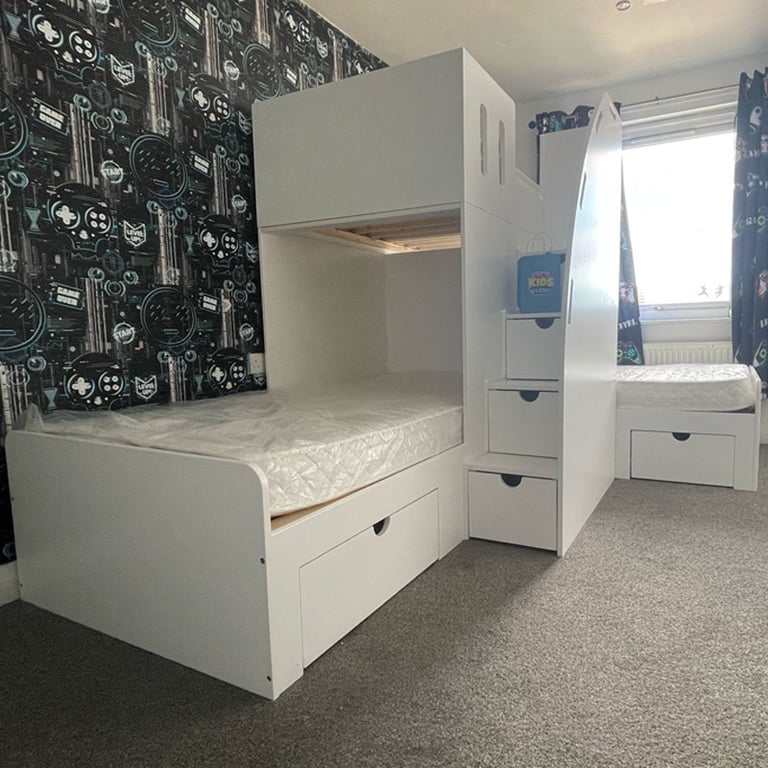 Corner bunk beds