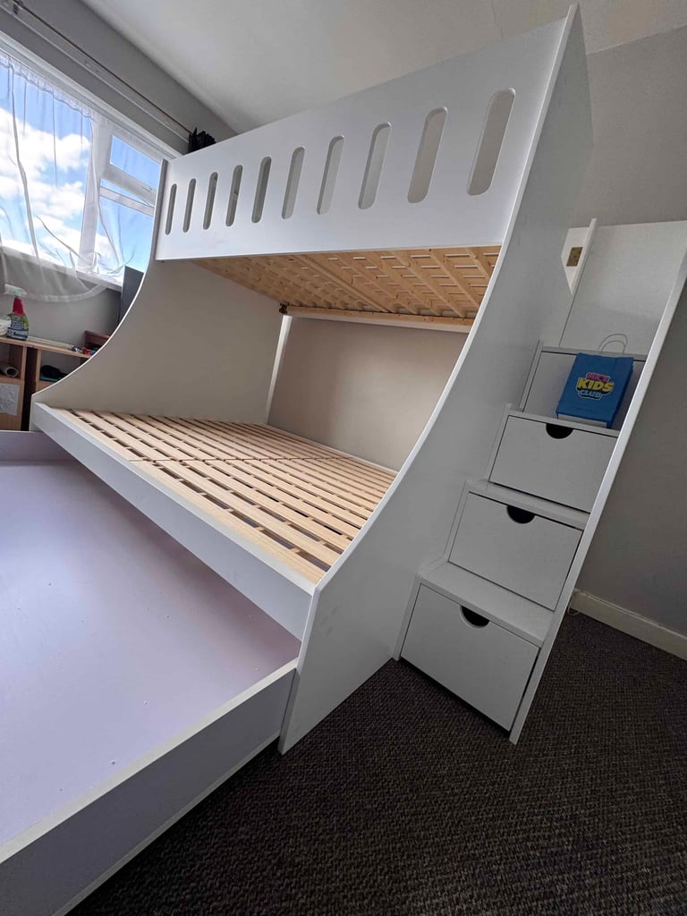 double and single trundle bed close view
