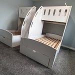 Children’s triple sleeper bunk bed