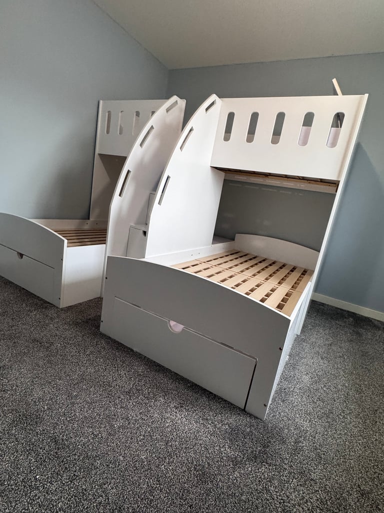 Children’s triple sleeper bunk bed