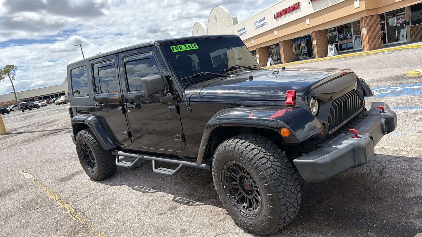 2013 Jeep Wrangler Unlimited Sahara  - Photo 2