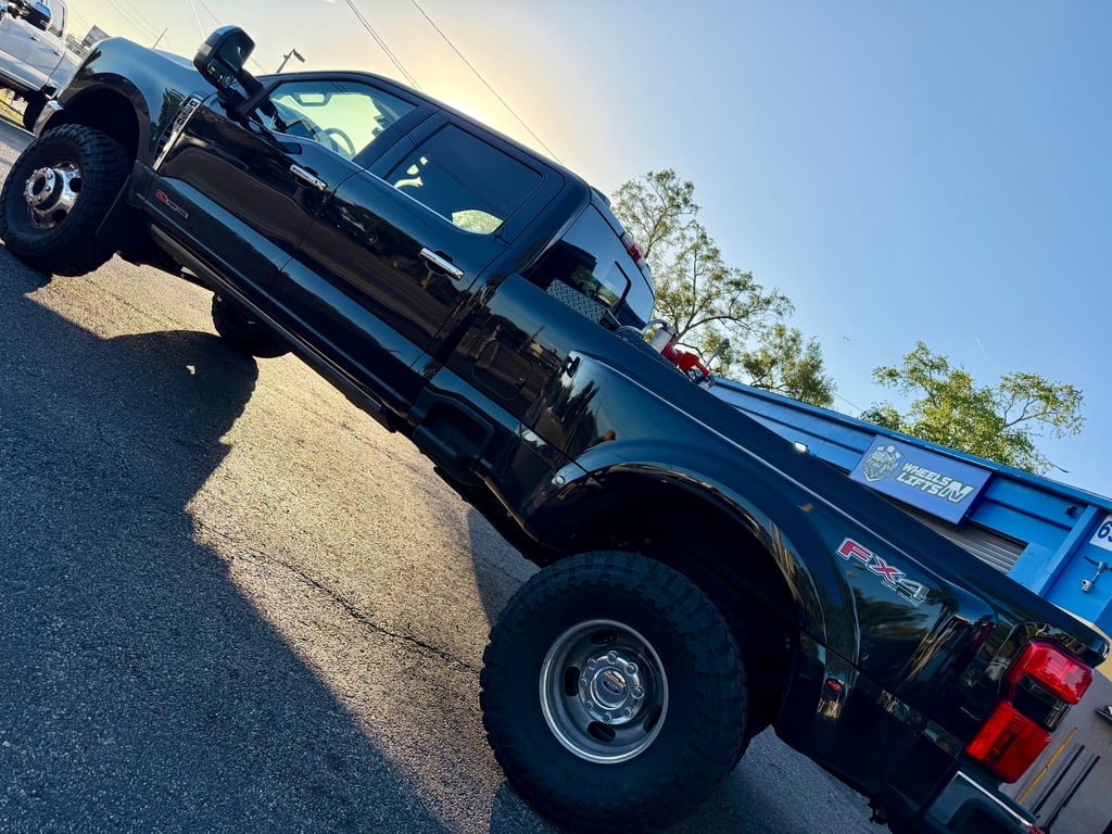 Rough Country 4.5 Lift with on 37/13.50R17 Toyo M/T on oem wheels. thumbnail 2