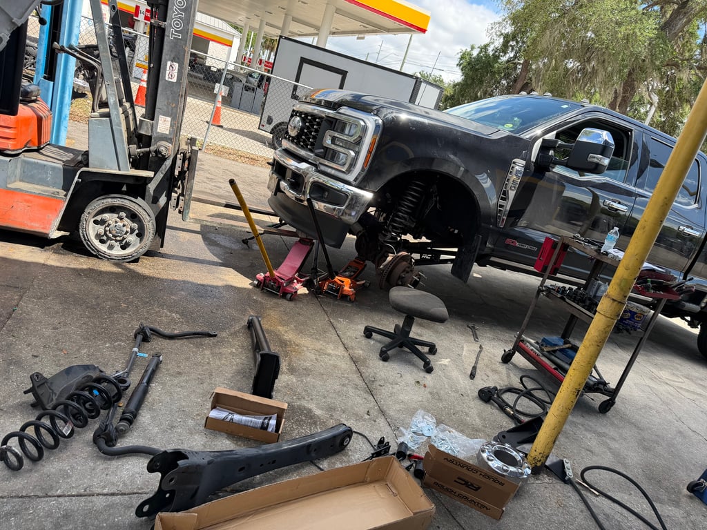 Rough Country 4.5 Lift with on 37/13.50R17 Toyo M/T on oem wheels. thumbnail 5