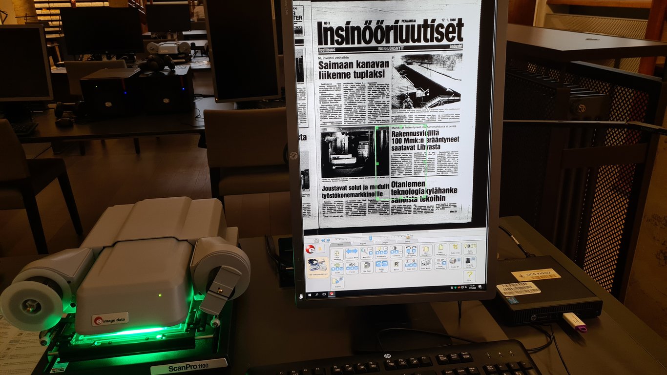 Mikrofilmin lukulaitteessa (vas.) on rullallinen Insinööriuutisia, joista haluamiaan sivuja tai sivun osia sai tallennetuksi pdf:nä USB-tikulle (oik.)