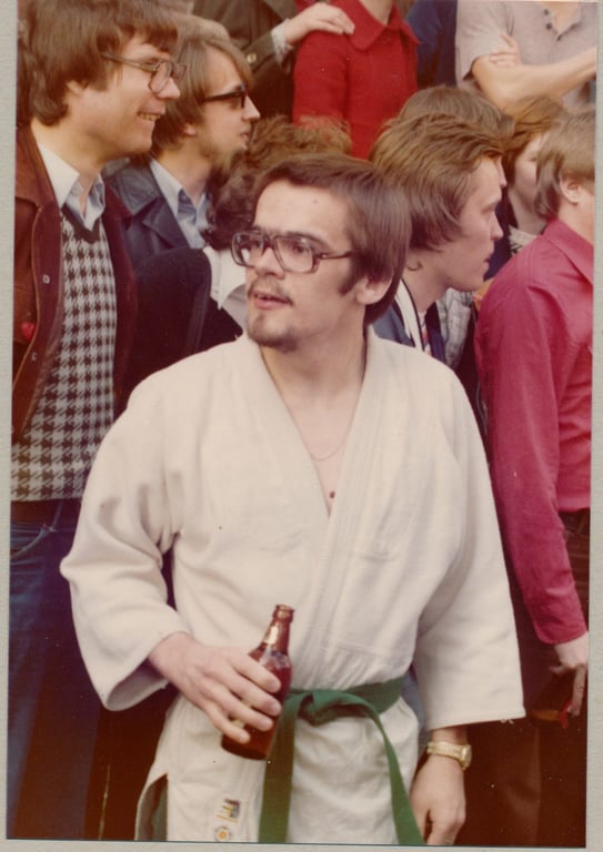 Jarmo odottamassa vuoroaan joukkueensa - Polyteknikkojen Judoseura eli PoJu - viestinviejänä Otaniemen perinteisessä kaljaviestissä Vappuna 1977