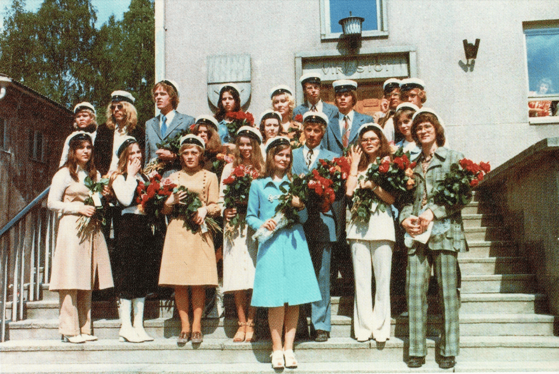 Riihimäen yhteiskoulun ensimmäinen ylioppilasluokka keväällä 1971. Jarmo takarivissä toinen oikealta