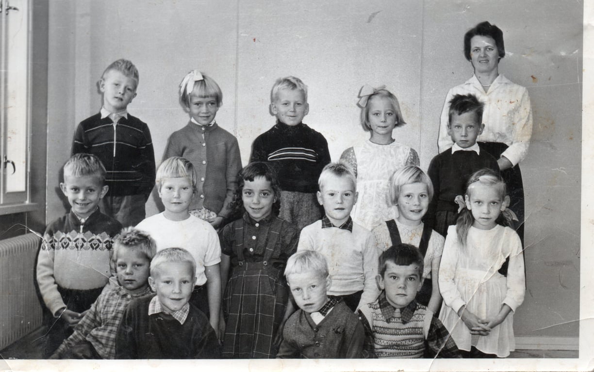 Harvialan kansakoulun 1959-60 1. luokan luokkakuvassa Jarmo alarivissä oikealla