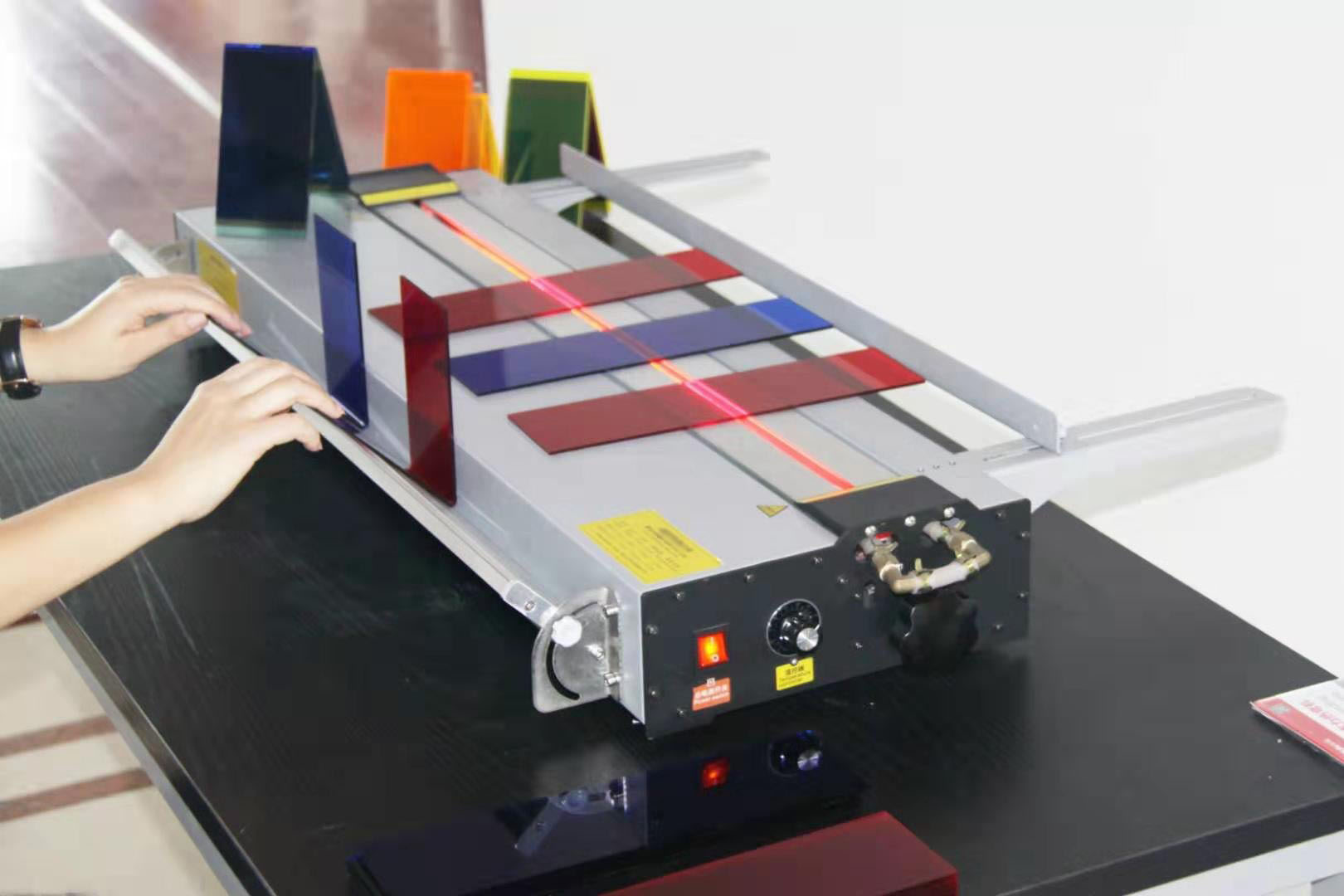 Μηχάνημα για διαμόρφωση και λύγισμα plexiglass