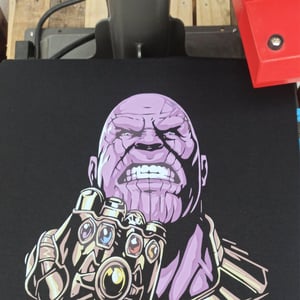 Πάτημα φίλμ DTF σε μπλουζάκι μαύρο