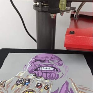 Πρεσάρισμα φίλμ DTF σε πρέσα θερμομεταφοράς