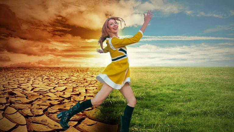 Mujer que cruza de tierra árida a tierra fértil, simbolizando la transformación de la fatiga a la vitalidad tras la suplementación con NMN