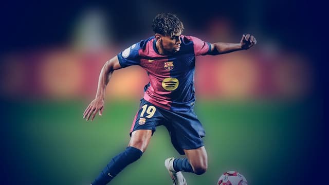 Lamine Yamal dribbling the ball
