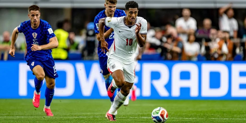 Jude Bellingham advancing with the ball with two Croatian players in close vicinity at the 2026 World Cup