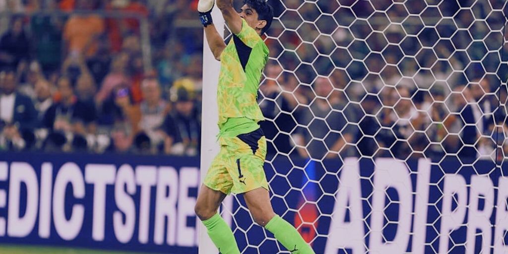 Yassine Bounou in the process of saving a penalty kick during the shootout against the Netherlands