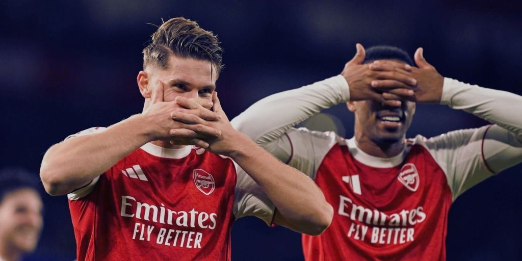 Gyokeres and Gabriel doing the "Bane Mask" celebration