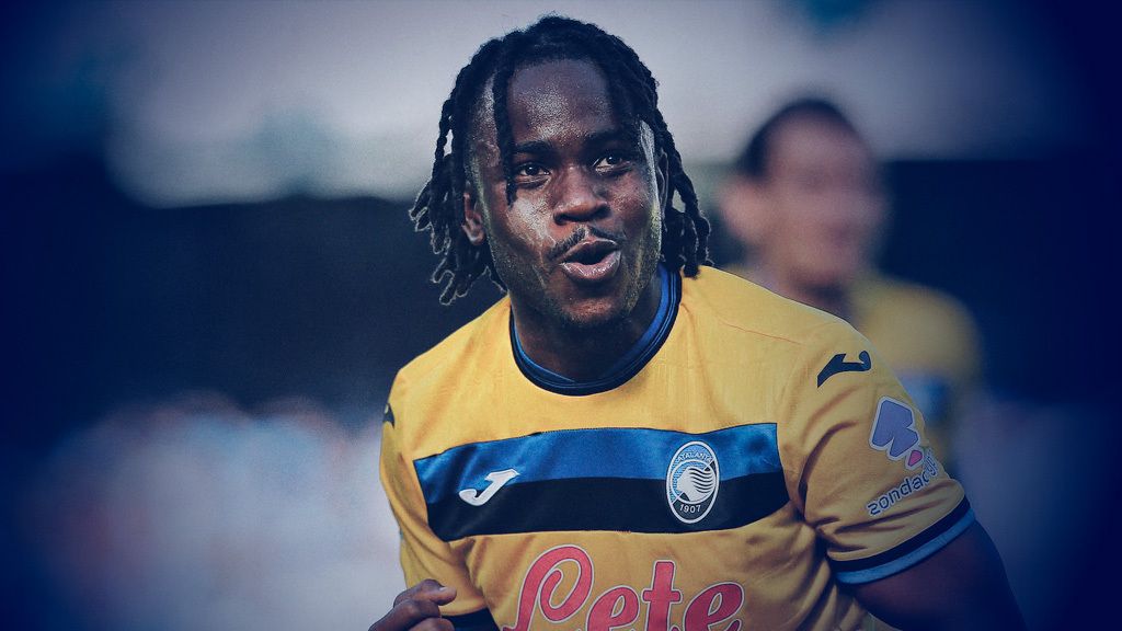 Ademola Lookman wearing a yellow and blue Atalanta jersey