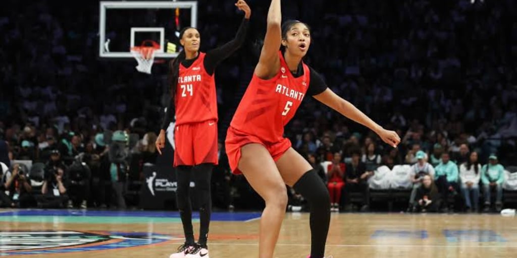 Angel Reese and Dewanna Bonner in the payoffs