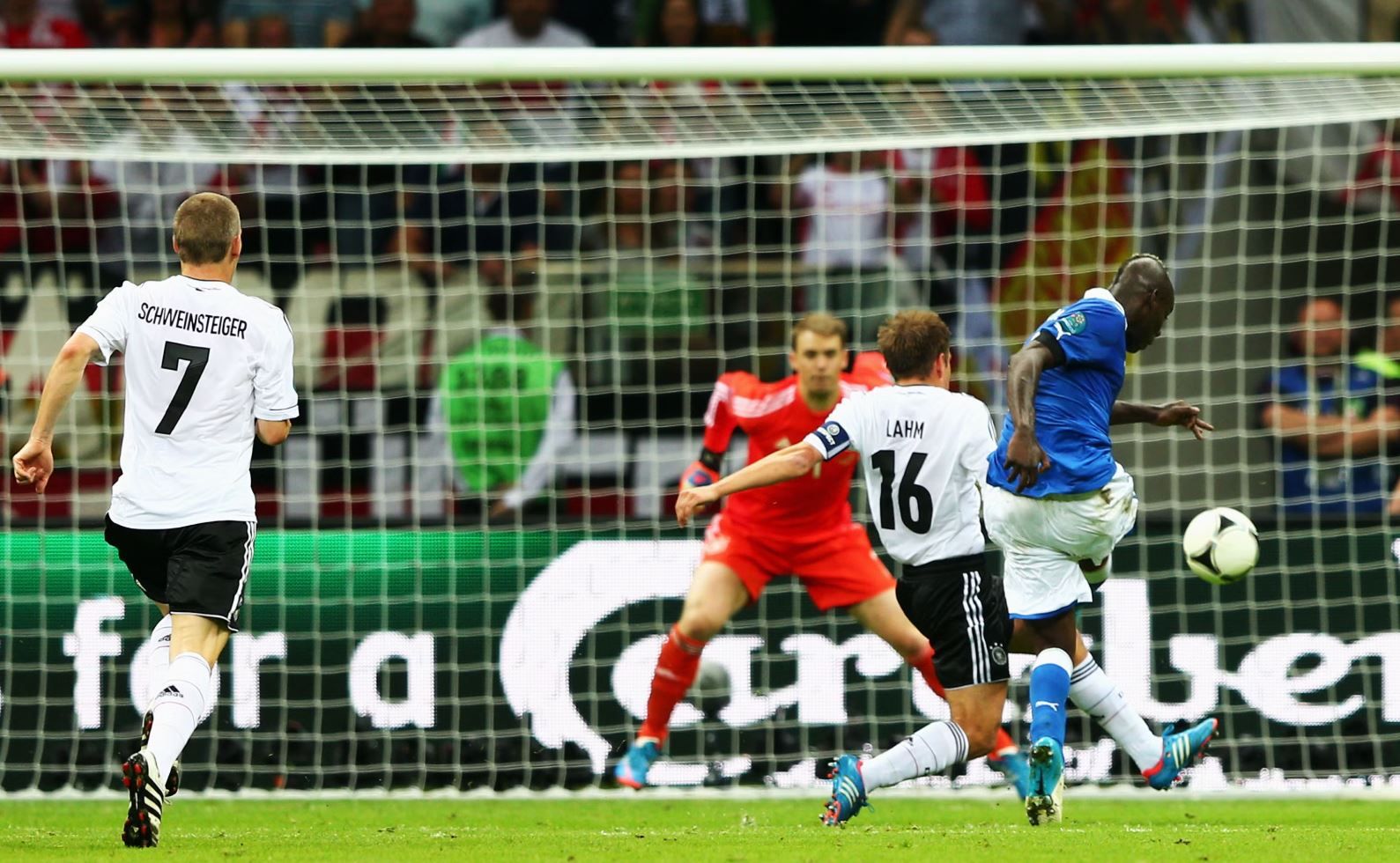 Balotelli scoring a spectacular goal versus Manuel Neuer despite the close attentions of Phillip Lahm