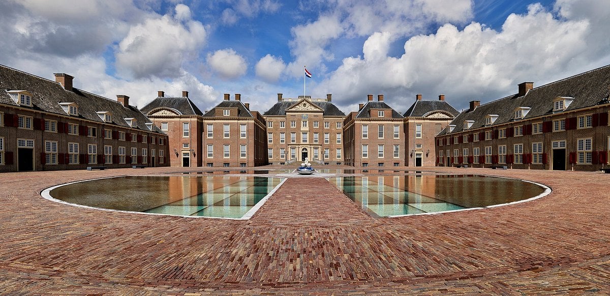 Voorplein van Paleis Het Loo, een toeristische bestemming in Apeldoorn