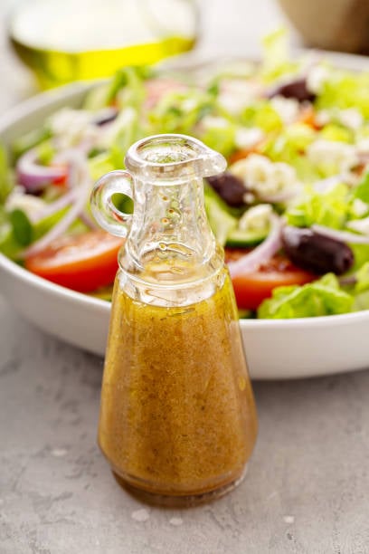 Kom met huisgemaakte vinaigrette