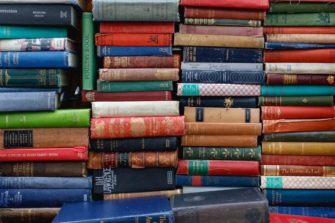 Boek over ideeën en persoonlijke groei op een bureau