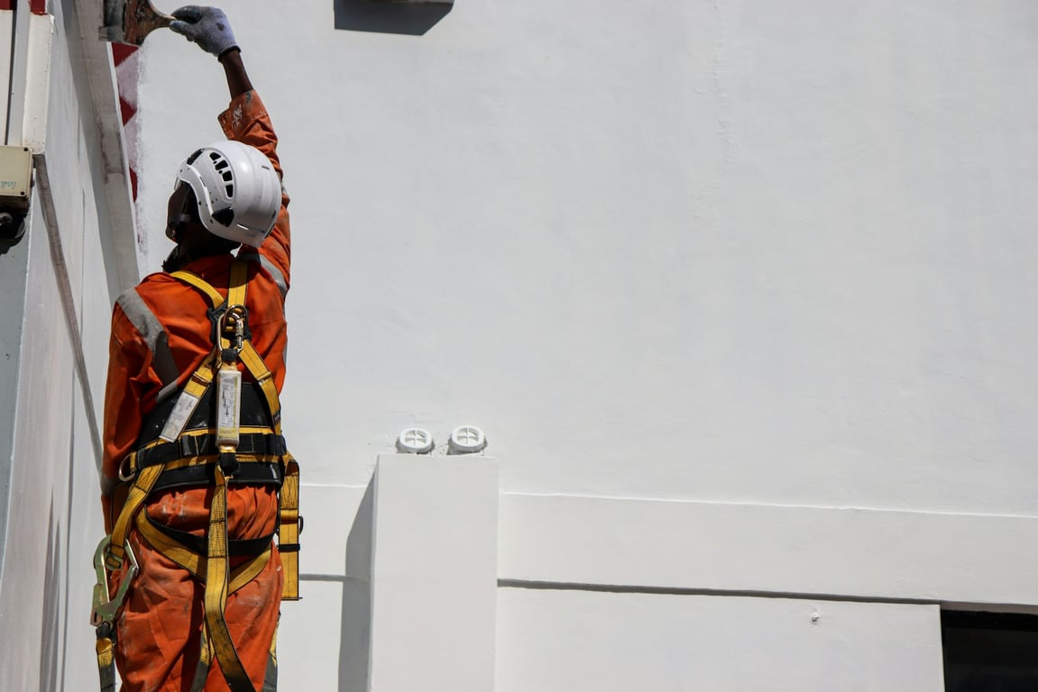 Medewerker met helm tijdens een veiligheidstraining