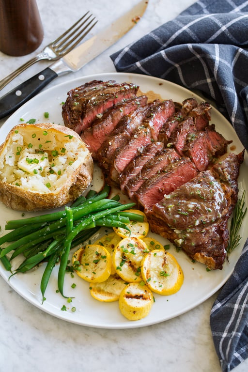 Gegrilde biefstuk op een bord
