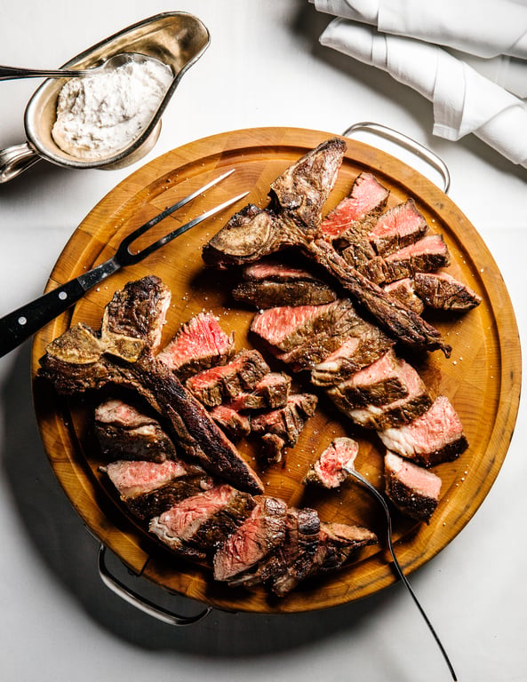 Gegrilde biefstuk op een schaal