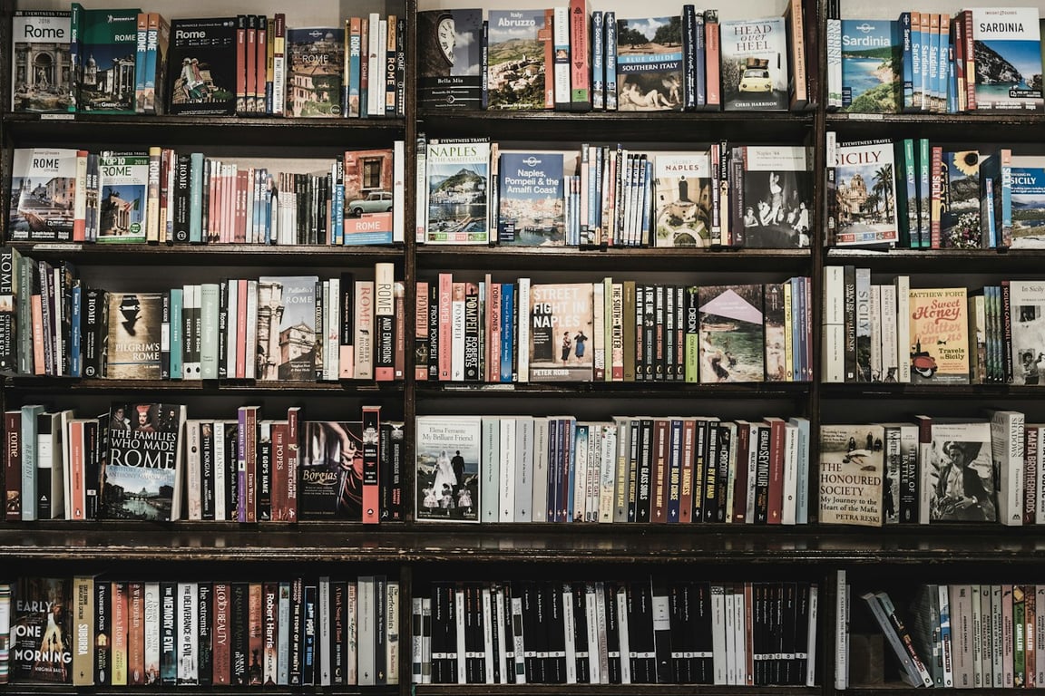 Roze en turquoise boeken in fel licht