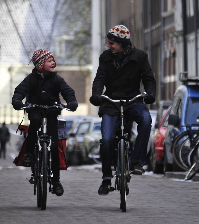 Mensen fietsen door Amsterdam, alledaags bewegen in Nederland