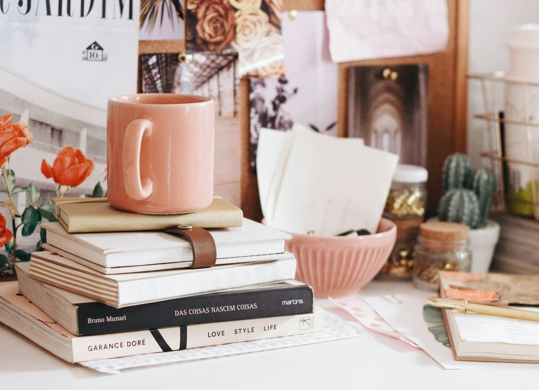 Open boek in helder roze licht