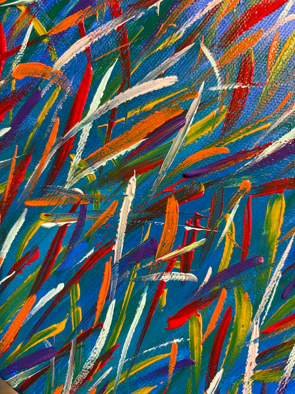 Abstract schilderij met blauwe ondergrond en gekleurde penseelstreken