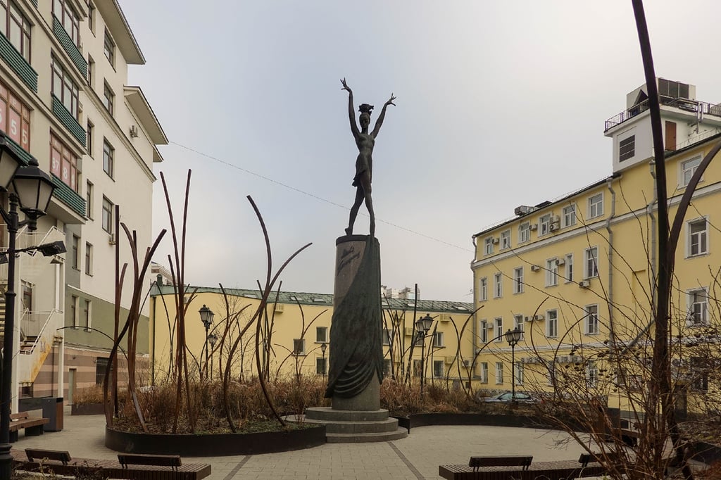 mededev statue