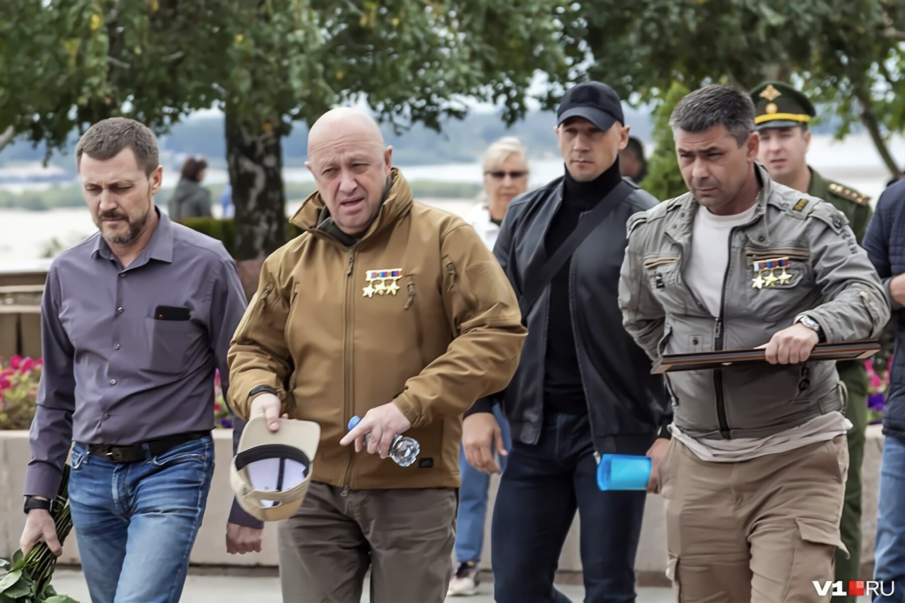 Evgueni Prigojine (au centre) remet des décorations militaires à la famille d’un de ses mercenaires, tué au combat.
