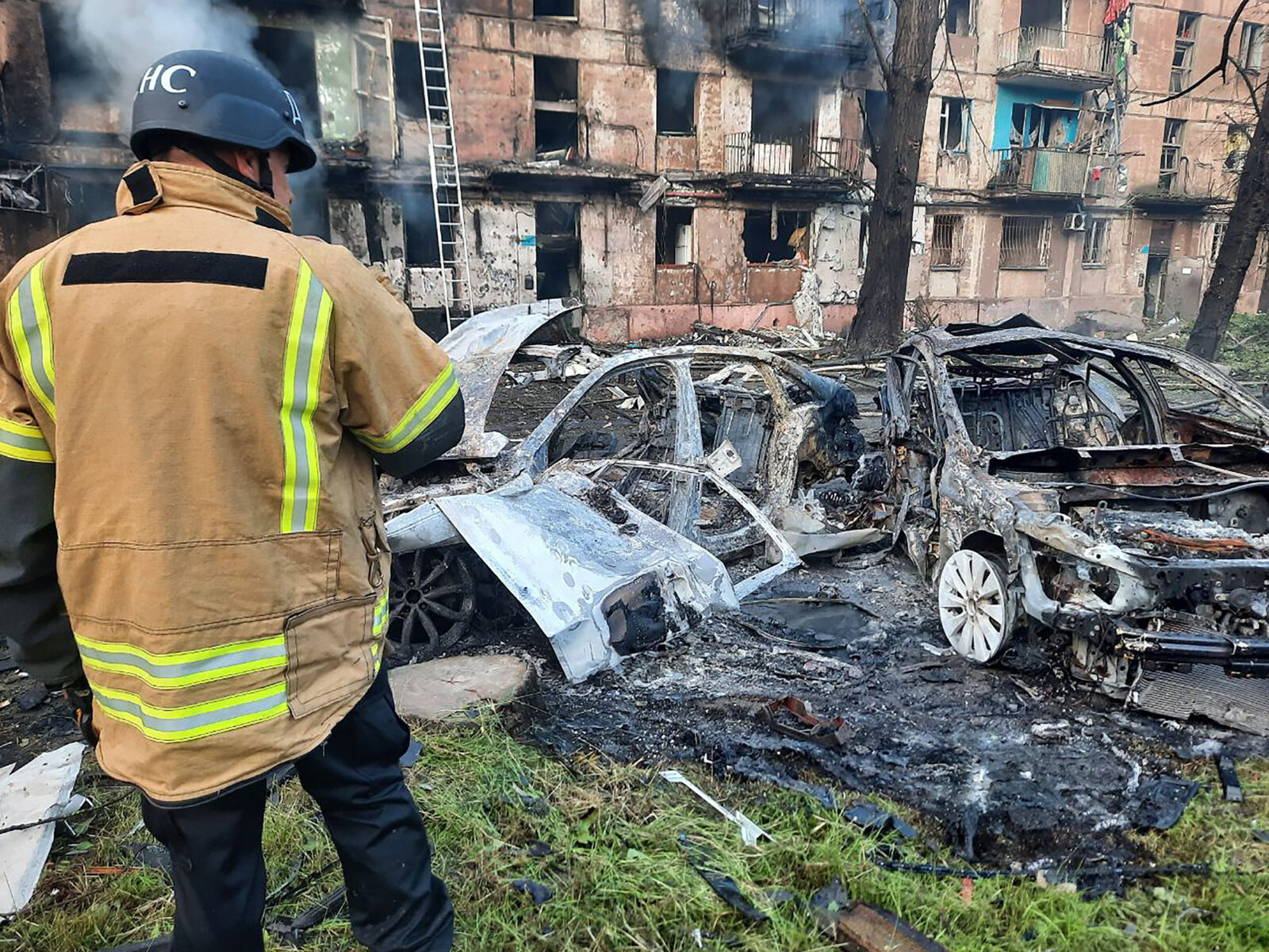 Après les frappes russes dans la région de Dnipro, le 13 juin dernier un pompier sur les ruines
