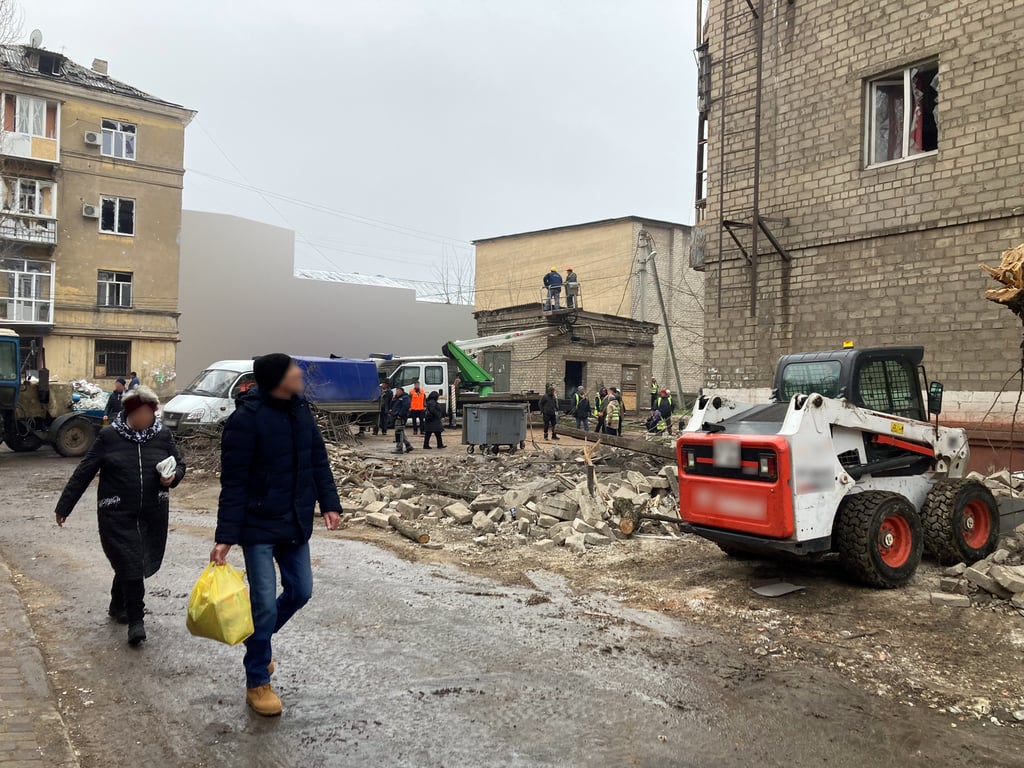 4 1 Bombardement passants travailleurs