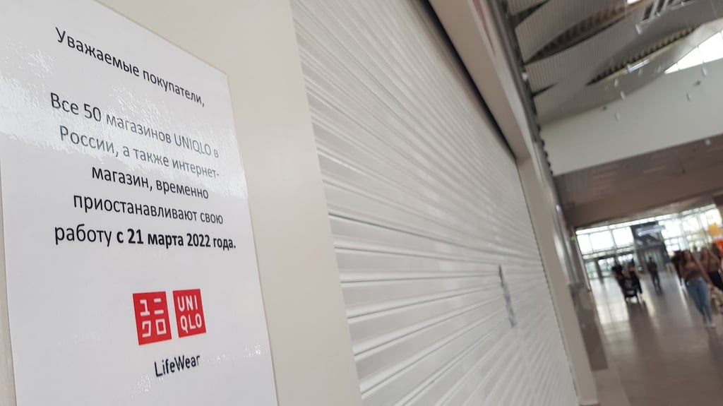 Boutiques fermées dans un centre commercial à Moscou, au printemps 2022