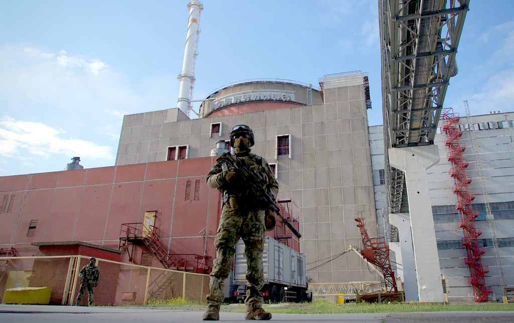 Un occupant russe devant la centrale nucléaire de Zaporijjia, en Ukraine