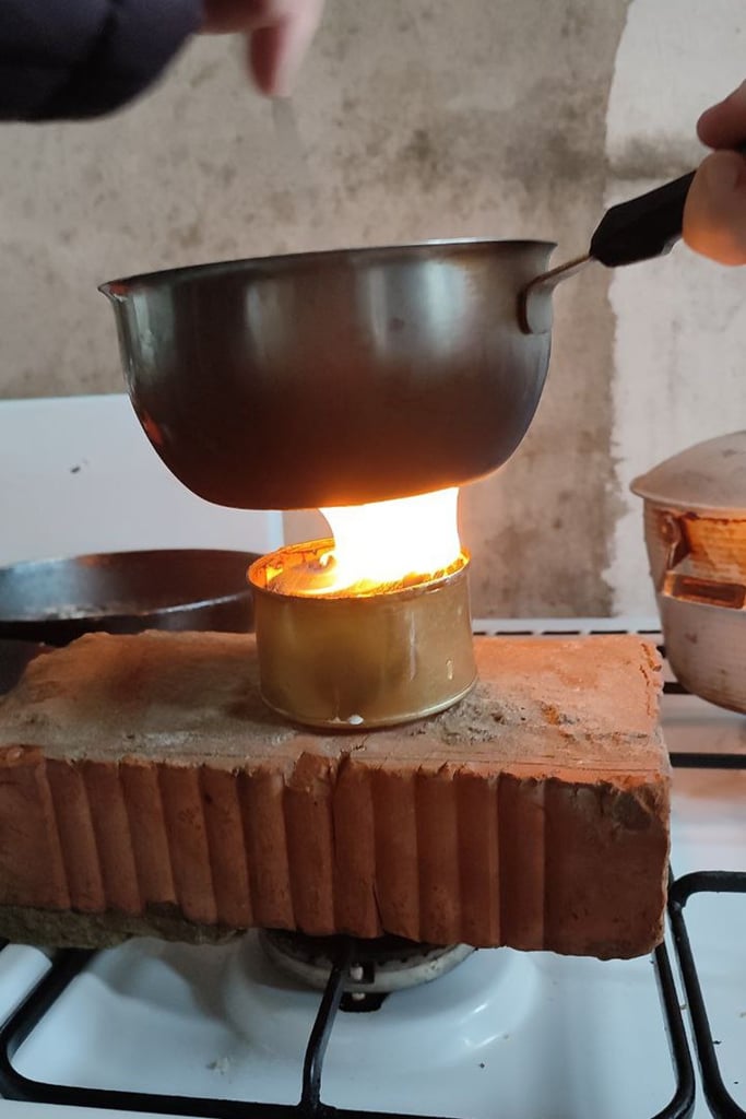 bougie avec une demi-pomme de terre creusée